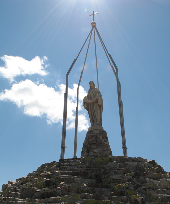 Статуя Богоматері на вершині