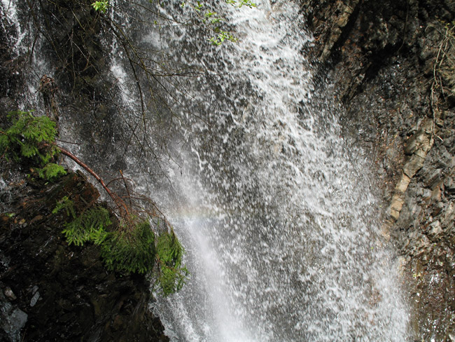 Веселка на водопаді