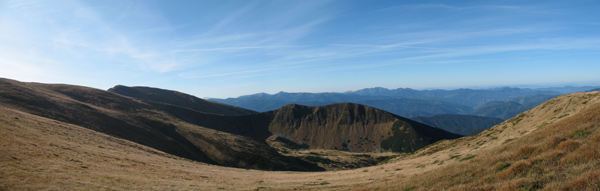 Невідома гора біля Гутин Томнатика, зліва видно Гутин Томнатик