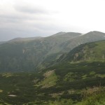 Чорногірський хребет (справа наліво - Бребенескул, Менчул, Дземброня, Вухатий камінь)