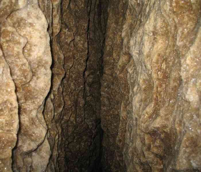 Стеля печери з кристалами