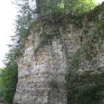 Скеля біля водоспаду