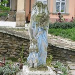 Статуя ангела перед Митрополичими палатами