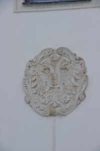 Герб на стіні замку